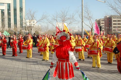 酒泉市2011年元宵節(jié)社火匯演期間，部分社火隊來公司拜年