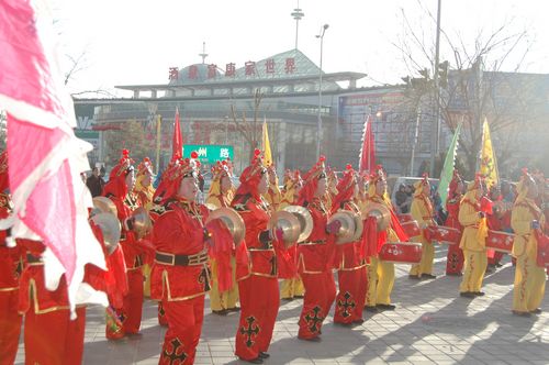 酒泉市2011年元宵節(jié)社火匯演期間，部分社火隊來公司拜年