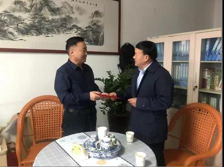 敦煌種業(yè)領(lǐng)導(dǎo)看望慰問公司老干部、老黨員及困難黨員職工
