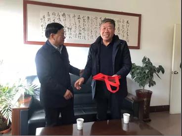 敦煌種業(yè)領(lǐng)導(dǎo)看望慰問公司老干部、老黨員及困難黨員職工